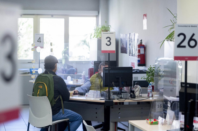 Archivo - Un hombre recibe atención en una oficina de empleo