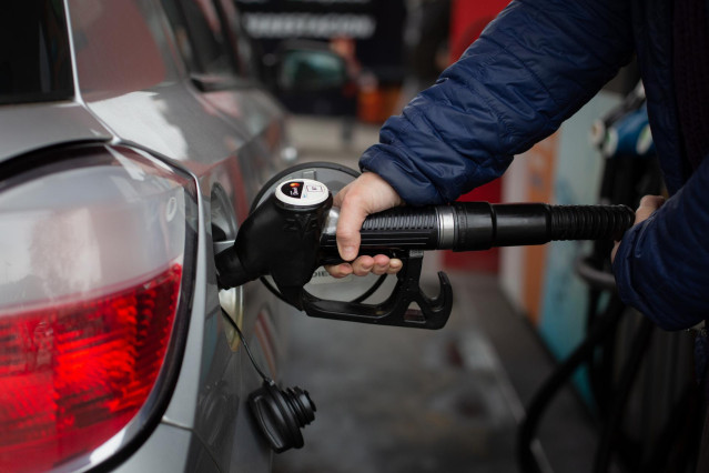 Archivo - Un hombre reposta gasolina en una gasolinera de Barcelona, a 11 de marzo de 2022, en Barcelona, Cataluña (España).