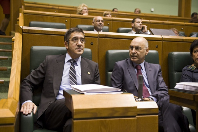 Archivo - Imagen de Patxi López y Rodolfo Ares en una sesión en el Parlamento Vasco