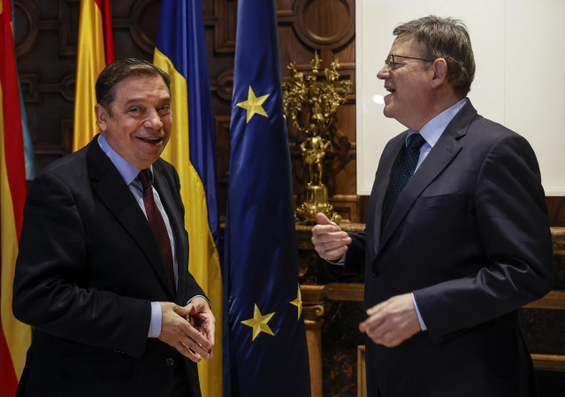 El ministro de Agricultura, Pesca y Alimentación, Luis Planas (i), y el presidente de la Generalitat, Ximo Puig (d), conversan a su llegada al Palau de la Generalitat, a 26 de enero de 2023, en Valencia, Comunidad Valenciana (España).