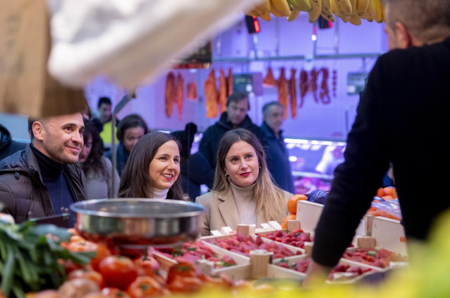 (I-D) El candidato de Podemos a la Alcaldía de Madrid, Roberto Sotomayor; la secretaria general de Podemos y ministra de Derechos Sociales y Agenda 2030, Ione Belarra, y la portavoz de UP, Alejandra Jacinto, en las instalaciones del Mercado municipal de P