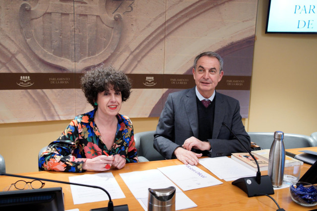 El presidente del Gobierno de España entre 2004 y 2011, José Luis Rodríguez Zapatero, y la presidenta de la comisión parlamentaria, Nuria del Río, comparecen en el Parlamento de La Rioja, a 26 de enero de 2023, en Logroño, La Rioja (España). Durante la ru