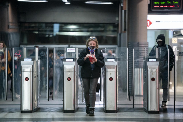 Una mujer con mascarilla sale de los trenes de Cercanías en Madrid