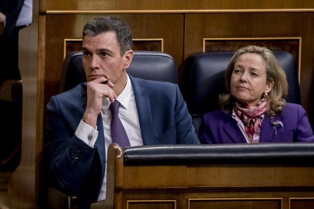 El presidente del Gobierno, Pedro Sánchez, y la vicepresidenta primera y ministra de Asuntos Económicos y Transformación Digital, Nadia Calviño.