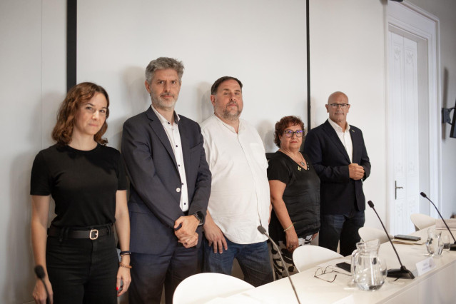 Archivo - El abogado Andreu Van den Eynde (2i); el presidente de ERC, Oriol Junqueras (c); la exconsejera de la Generalitat Dolors Bassa (2d), y el exconseller Raül Romeva (1d) posan en la presentación de la estrategia de ERC en el TEDH de Estrasburgo