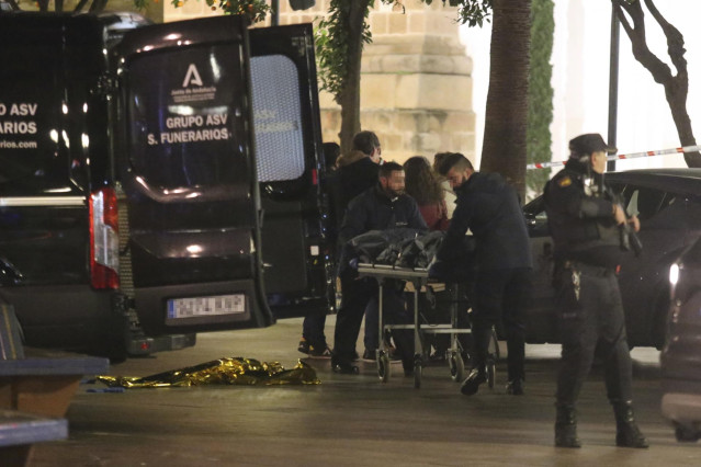 Momento del levantamiento del cadaver del sacristán por parte de los servicios funerarios, a 25 de enero de 2023 en Algeciras, Cádiz (Andalucía, España)