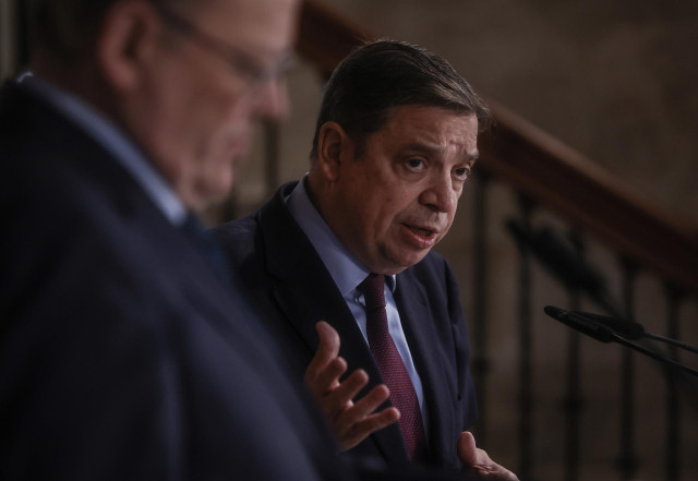 El ministro de Agricultura, Pesca y Alimentación, Luis Planas (d), ofrece una rueda de prensa tras reunirse con el presidente de la Generalitat, Ximo Puig (i), en el Palau de la Generalitat