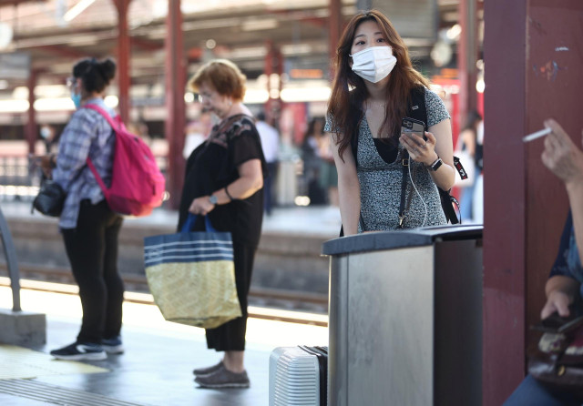 Archivo - Una persona con mascarilla en el andén de la estación de tren de Chamartín, en Madrid