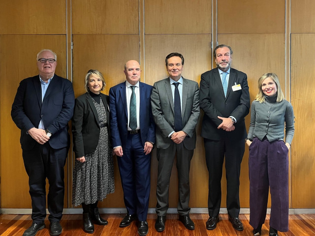 Archivo - De i a d: Dir. Gen. Indust. Y Pyme, Galo Gutiérrez, Dir. Rel. Inst. E Innovac. De Sernauto, Mª Luisa Soria; comisionado del Perte VEC, José Mª López; Sec. Gener. Indust. Y Pyme; Francisco Blanco;  dir. Gen. De Sernauto, José Portilla; Cecilia Me