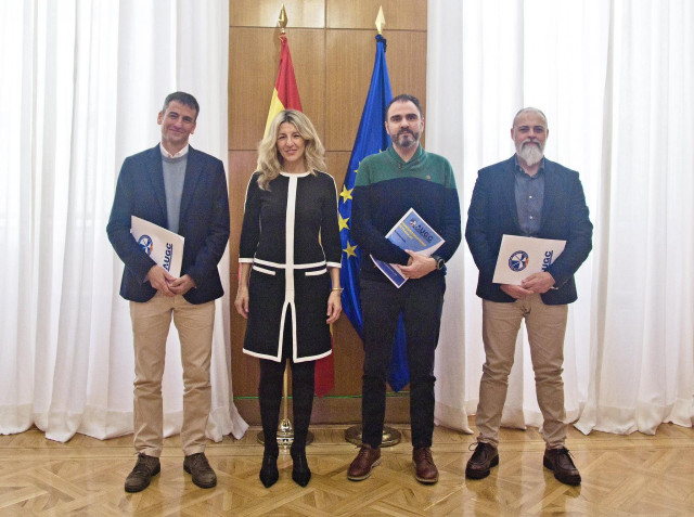 La vicepresidenta segunda y ministra de Trabajo, Yolanda Díaz, con representantes de AUGC.
