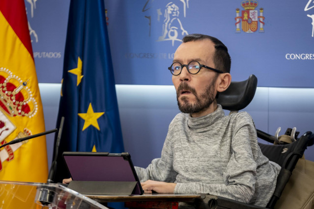 El portavoz de Unidas Podemos en el Congreso, Pablo Echenique, comparece antes de una sesión plenaria en el Congreso de los Diputados, a 24 de enero de 2023, en Madrid (España).