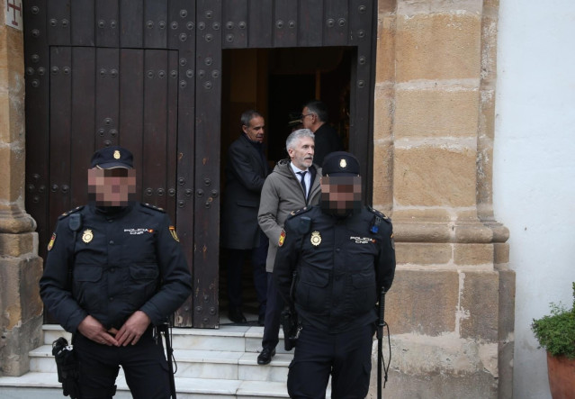 Marlaska saliendo de la Iglesia de La Palma, donde ejercía como sacristán el hombre asesinado tras el ataque a dos iglesias de Algeciras.