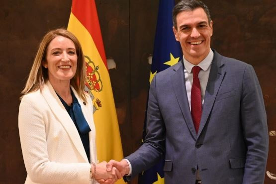 La presidenta de la Eurocámara, Roberta Metsola, (Izq) y el presidente del Gobierno, Pedro Sánchez, (Dcha) durante una reunión en Madrid.