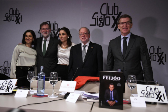 El líder del PP, Alberto Núñez Feijóo (d), el expresiente del Gobierno, Mariano Rajoy (2i) y el exvicepresidente de la Xunta de Galicia, Xosé Luis Barreiro Rivas (2d), en la presentación del libro de Xosé Luis Barreiro Rivas