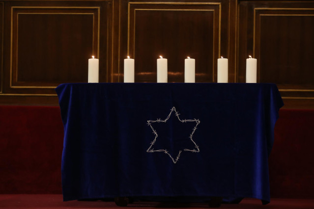 Archivo - Velas encendidas en el Acto de Estado de Memoria del Holocausto y de Prevención de los Crímenes contra la Humanidad, en el Senado, a 27 de enero de 2022, en Madrid (España). España instauró el Día Oficial de la Memoria del Holocausto en 2005, en