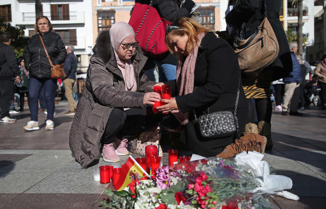 Vecinos depositan velas y flores  como muestras de dolor donde caía el cuerpo sin vida del sacristán tras el ataque en su iglesia en Algeciras.