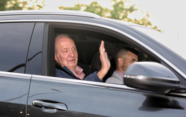 Archivo - El Rey emérito Juan Carlos I a su salida de Madrid con dirección Abu Dabi tras su visita a España, a 23 de mayo de 2022, en Madrid (España). Juan Carlos I abandona España tras su visita de cuatro días donde ha acudido a Sanxenxo (Pontevedra) y s
