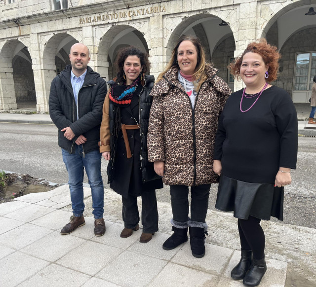 De izda a dereche: Israel Ruiz Salmón, coordinador de IU Cantabria y número 4 de la candidatura; Mónica Rodero (Podemos), candidata a la Presidencia; Carmen Martín (IU), 2 de la lista, y Mercedes González, líder de Podemos y númer 3 de la candidatura