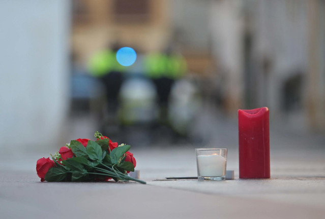 Velas y flores  en la Plaza Alta, de Algeciras, donde caía el cuerpo sin vida de un sacristán tras el ataque en su iglesia a 26 de enero del 2023 en Algeciras (Cádiz, España).