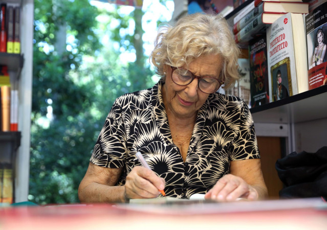 Archivo - La exalcaldesa de Madrid, Manuela Carmena, firma libros en una  caseta de la Feria del Libro 2022