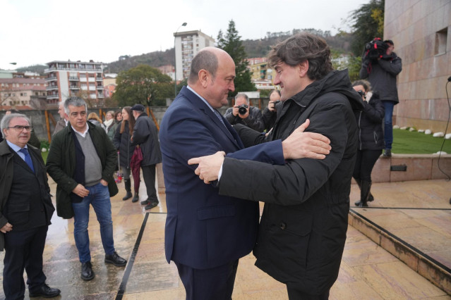 El presidente del EBB del PNV, Andoni Ortuzar, saluda al líder del PSE, Eneko Andueza