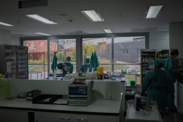 Archivo - Personal sanitario trabaja en un despacho de la Unidad de Cuidados Intensivos –UCI- del Hospital de la Santa Creu i Sant Pau, integrado en la Red Hospitalaria de Utilización Pública de Catalunya, en Barcelona, Catalunya (España), a 6 de noviembr