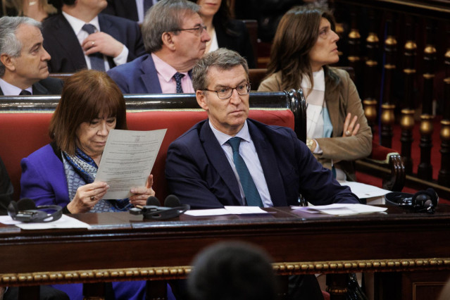 La vicepresidenta primera del Senado y presidenta del PSOE, Cristina Narbona y el presidente del PP, Alberto Núñez Feijóo, asisten al acto de Estado de Memoria del Holocausto y de Prevención de los Crímenes contra la Humanidad, en el Senado, a 27 de enero