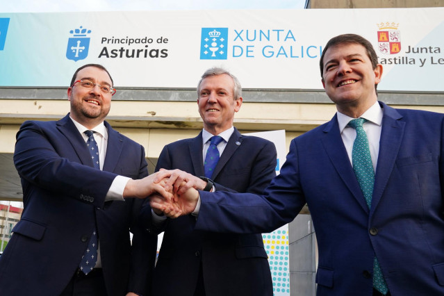 El presidente del Principado de Asturias, Adrián Barbón, el presidente de la Xunta, Alfonso Rueda, y el presidente de la Junta de Castilla y León, Alfonso Fernández Mañueco.