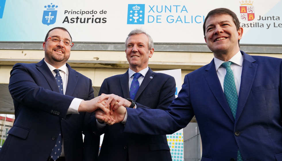 El presidente del Principado de Asturias, Adrián Barbón, el presidente de la Xunta, Alfonso Rueda, y el presidente de la Junta de Castilla y León, Alfonso Fernández Mañueco.