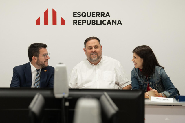 Archivo - (I-D) El presidente de la Generalitat, Pere Aragonès; el presidente de ERC, Oriol Junqueras y la secretaria general adjunta y portavoz de ERC, Marta Vilalta, durante una reunión de la ejecutiva de ERC.