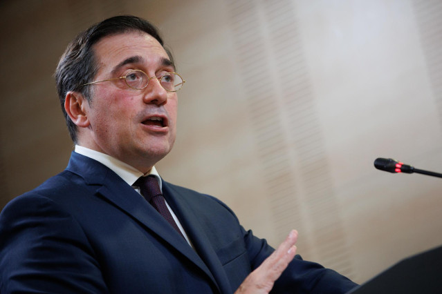 Archivo - El ministro de Asuntos Exteriores, Unión Europea y Cooperación, José Manuel Albares (d), comparece en rueda de prensa en el Palacio de Viana, a 19 de diciembre de 2022, en Madrid (España)