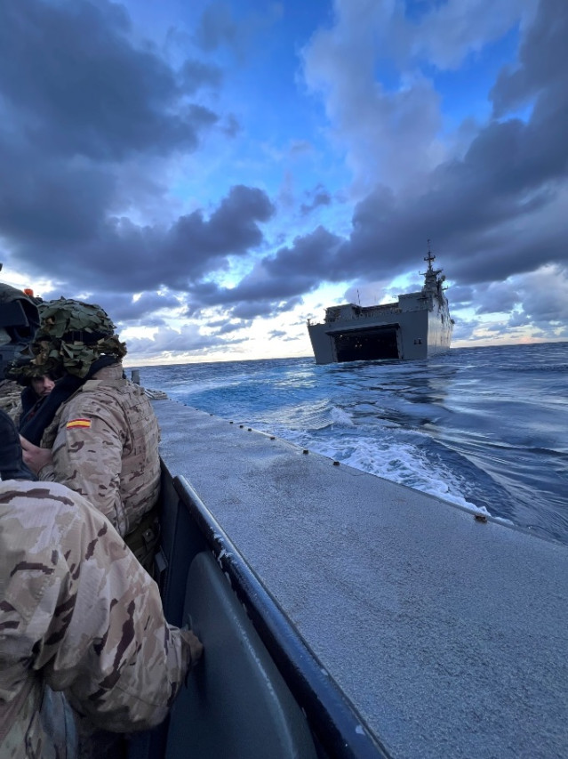 El grupo de combate español Dédalo 23 realiza operaciones anfibias en la costa francesa.