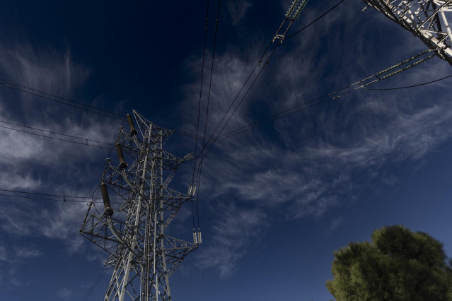 Archivo - Una torre eléctrica, a 12 de noviembre de 2021, en Madrid, (España).
