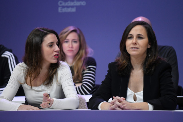 Archivo - La ministra de Igualdad, Irene Montero, y la líder de Podemos y ministra de Derechos Sociales, Ione Belarra.