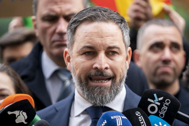 El presidente de Vox, Santiago Abascal, ofrece declaraciones a los medios sobre la renovación del Tribunal Constitucional (TC), a las puertas de la sede del TC, a 13 de enero de 2023, en Madrid (España).