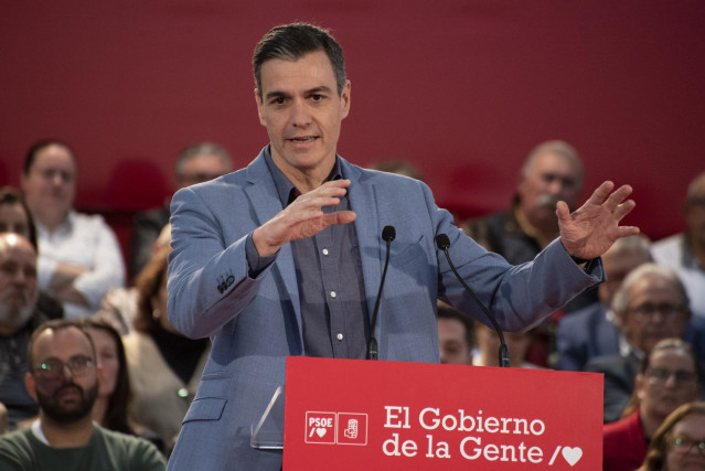 El secretario general del PSOE y presidente del Gobierno, Pedro Sánchez, interviene en una reunión con militantes del partido socialista, en el Centro Cultural Andares, a 28 de enero de 2023, en Villa de Mazo, La Palma