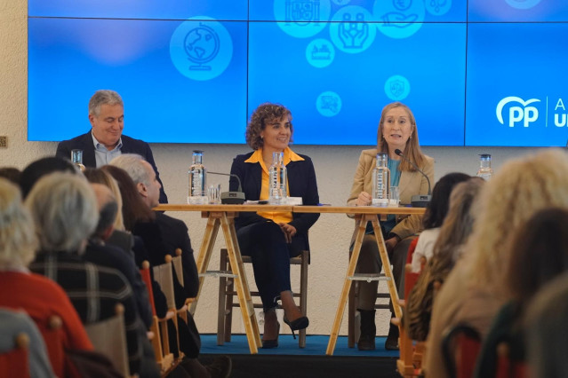 La exministra de Sanidad y actual portavoz del PP en el Parlamento Europeo, Dolors Monserrat, en el centro, en una mesa durante la Convención Nacional de Sanidad del Partido.