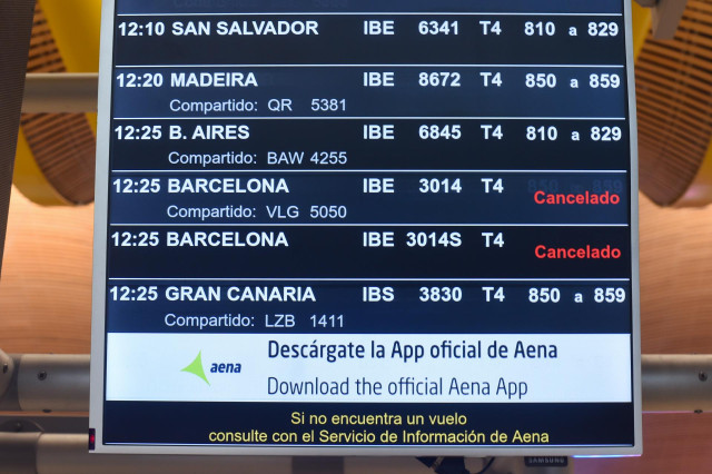 Un panel informativo muestra dos vuelos cancelados, en la zona de salidasTerminal 4 del Aeropuerto Madrid-Barajas Adolfo Suárez
