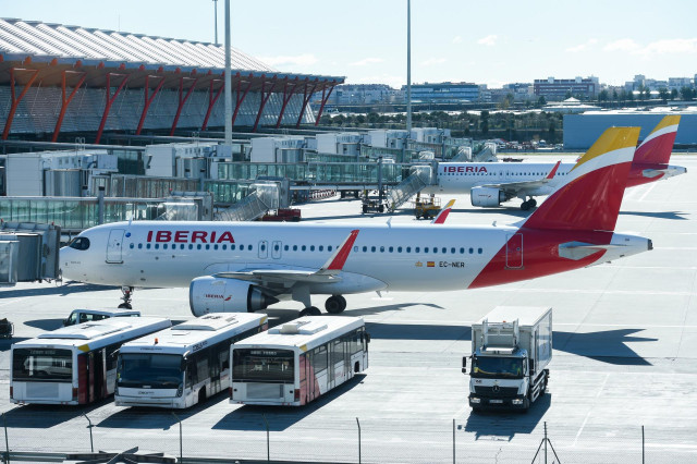 Aviones de Iberia esperan en pista en la Terminal 4 del Aeropuerto Madrid-Barajas Adolfo Suárez, a 28 de enero de 2023, en Madrid (España).