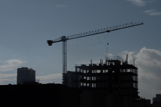 Una grúa en una zona de obras, a 31 de diciembre de 2022, en Barcelona