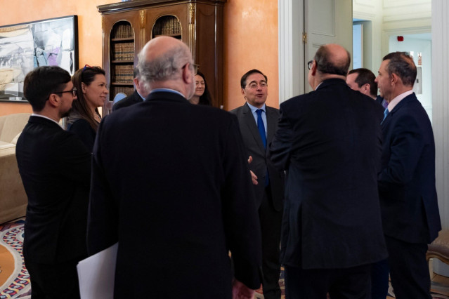 El ministro de Asuntos Exteriores, Unión Europea y Cooperación, José Manuel Albares, se reúne con miembros de la oposición venezolana en Madrid