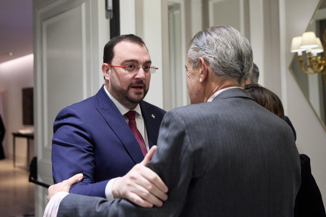 El presidente de Asturias, Adrián Barbón (i) y el presidente de Europa Press, Asís Martín de Cabiedes (d), se saludan a su llegada al desayuno informativo de Europa Press, en el Hotel Rosewood Villa Magna, a 30 de enero de 2023, en Madrid (España).