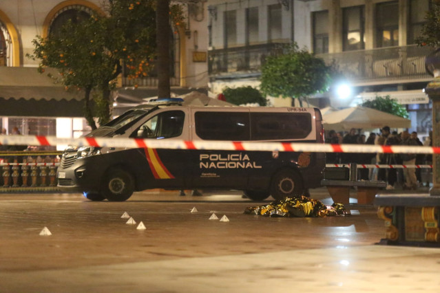 Efectivos sanitarios y policiales cubren el cadáver del sacristán fallecido en un ataque a diferentes iglesias, a 25 de enero de 2023 en Algeciras, Cádiz (Andalucía, España).
