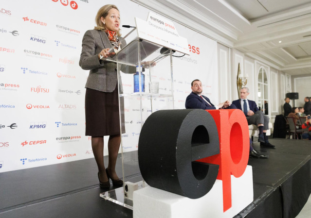 La vicepresidenta primera y ministra de Asuntos Económicos y Transformación Digital, Nadia Calviño, interviene durante un desayuno informativo de Europa Press con el presidente de Asturias, Adrián Barbón.