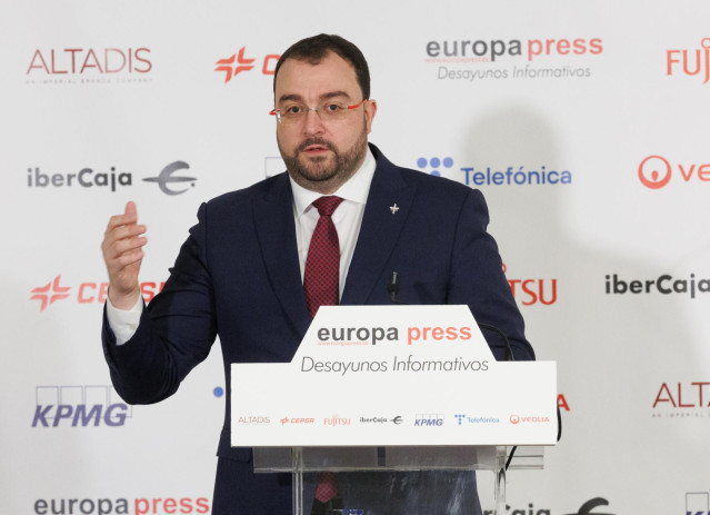 El presidente del Gobierno de Asturias, Adrián Barbón, interviene durante un desayuno informativo de Europa Press, en el Hotel Rosewood Villa Magna, a 30 de enero de 2023, en Madrid (España).
