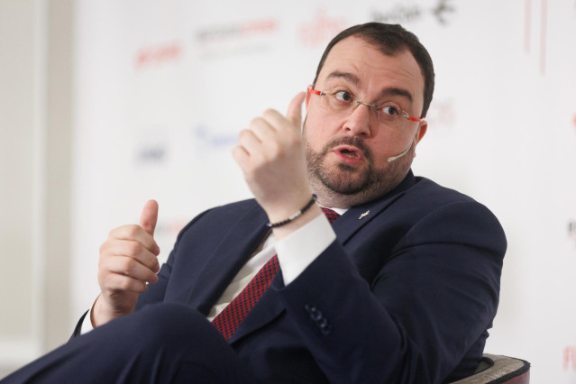 El presidente del Gobierno de Asturias, Adrián Barbón, interviene durante un desayuno informativo de Europa Press, en el Hotel Rosewood Villa Magna, a 30 de enero de 2023, en Madrid (España).