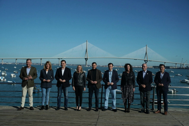 Juanma Moreno con los candidatos del PP a las alcaldías de las ocho capitales andaluzas. (Foto de archivo).