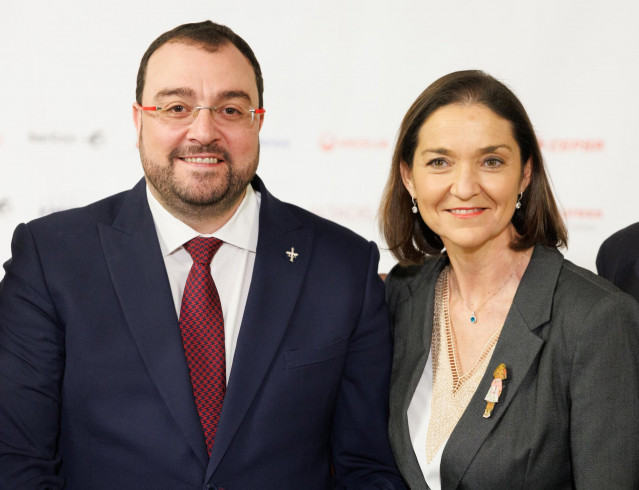 El presidente del Gobierno de Asturias, Adrián Barbón y la ministra de Industria, Comercio y Turismo, Reyes Maroto, durante un desayuno informativo de Europa Press, en el Hotel Rosewood Villa Magna, a 30 de enero de 2023, en Madrid (España).