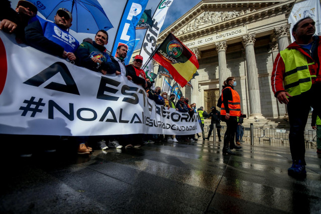 Archivo - Varias personas sostienen una pancarta donde se lee 