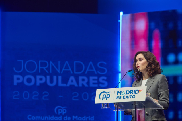 La presidenta de la Comunidad de Madrid, Isabel Díaz Ayuso, participa en un coloquio organizado por el Partido Popular, a 28 de enero de 2023, en Torrejón de Ardoz, Madrid (España).